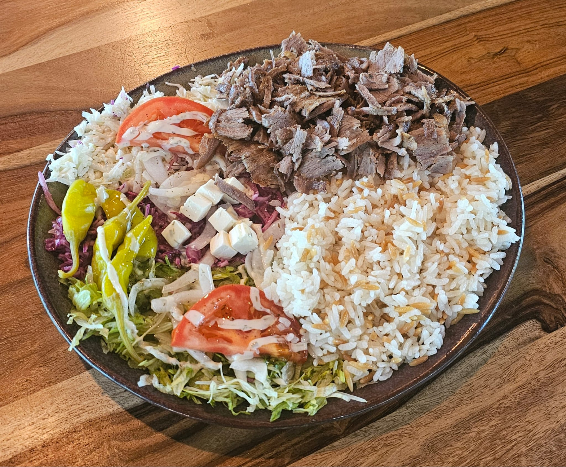 Schotel met vlees, rijst en salade bij Saray Doner Kebab Genk